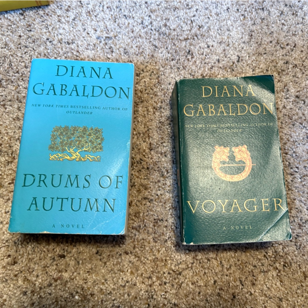 Diana Gabaldon Book Set - Voyager & Drums of Autumn - Picture 1 of 2